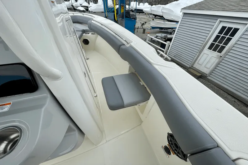Slide: The Image of Boston Whaler 250 Outrage 2025 - 16
