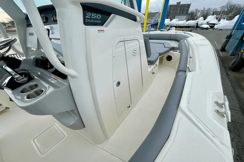 Slide: The Image of Boston Whaler 250 Outrage 2025 - 17