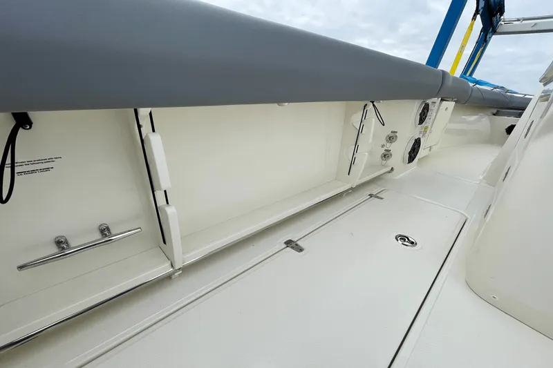 Slide: The Image of Boston Whaler 250 Outrage 2025 - 7