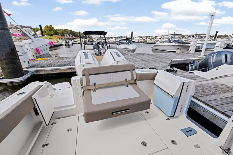 Slide: The Image of Boston Whaler 280 Vantage 2025 - 13