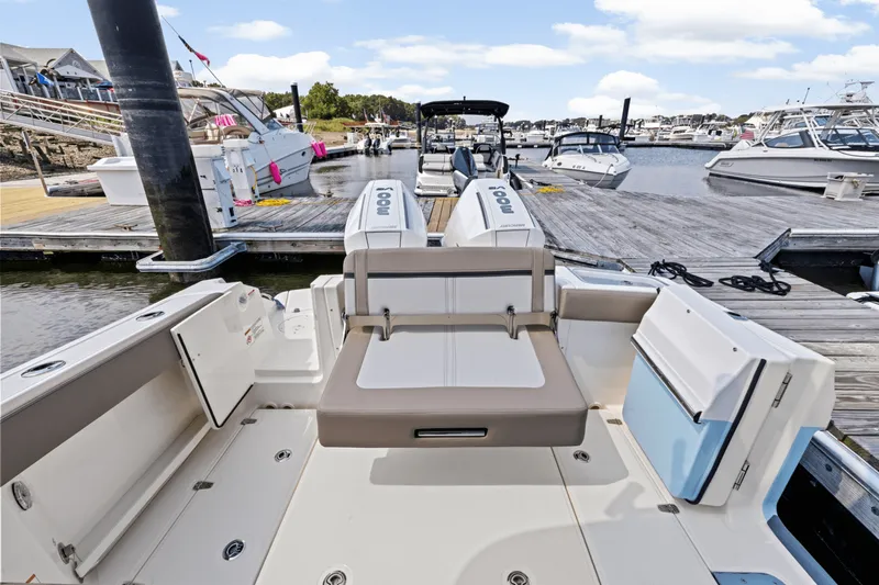 Slide: The Image of Boston Whaler 280 Vantage 2025 - 14
