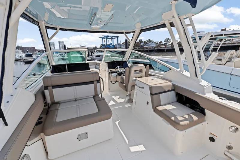 Slide: The Image of Boston Whaler 280 Vantage 2025 - 15