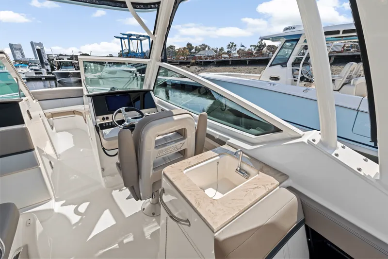 Slide: The Image of Boston Whaler 280 Vantage 2025 - 17