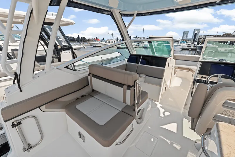 Slide: The Image of Boston Whaler 280 Vantage 2025 - 18