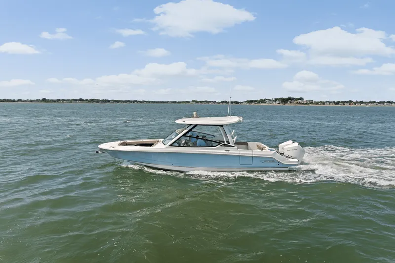 Slide: The Image of Boston Whaler 280 Vantage 2025 - 2