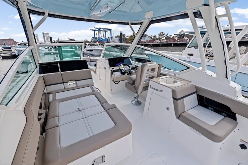 Slide: The Image of Boston Whaler 280 Vantage 2025 - 20