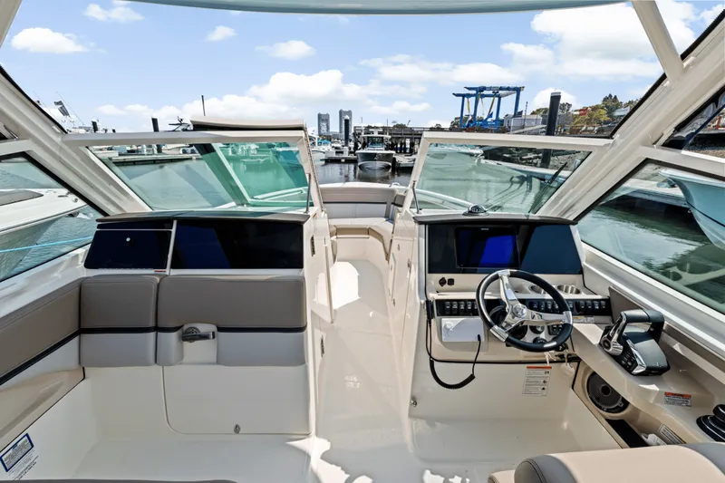 Slide: The Image of Boston Whaler 280 Vantage 2025 - 22