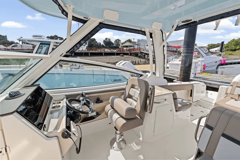 Slide: The Image of Boston Whaler 280 Vantage 2025 - 23