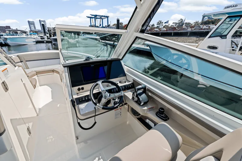Slide: The Image of Boston Whaler 280 Vantage 2025 - 24