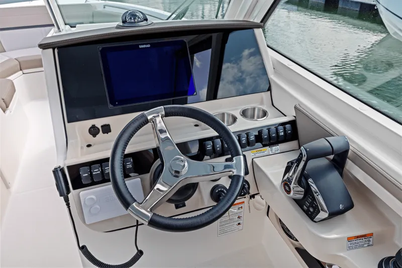 Slide: The Image of Boston Whaler 280 Vantage 2025 - 26