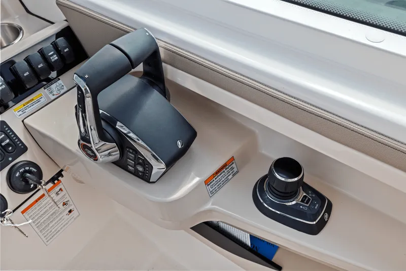 Slide: The Image of Boston Whaler 280 Vantage 2025 - 27