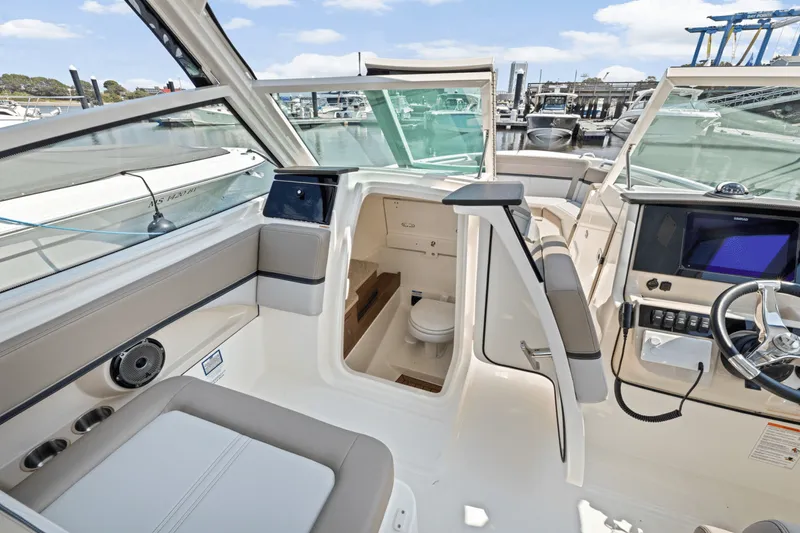 Slide: The Image of Boston Whaler 280 Vantage 2025 - 28