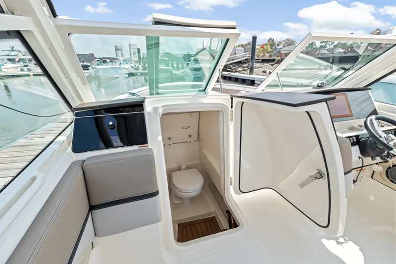 Slide: The Image of Boston Whaler 280 Vantage 2025 - 29