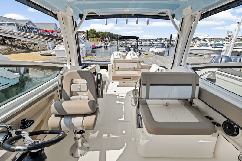 Slide: The Image of Boston Whaler 280 Vantage 2025 - 33