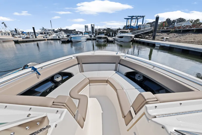 Slide: The Image of Boston Whaler 280 Vantage 2025 - 34