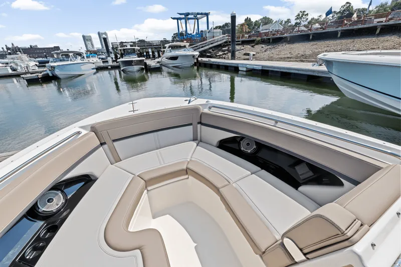 Slide: The Image of Boston Whaler 280 Vantage 2025 - 35