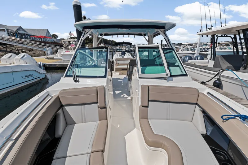 Slide: The Image of Boston Whaler 280 Vantage 2025 - 37