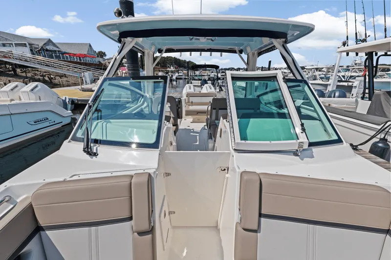 Slide: The Image of Boston Whaler 280 Vantage 2025 - 39