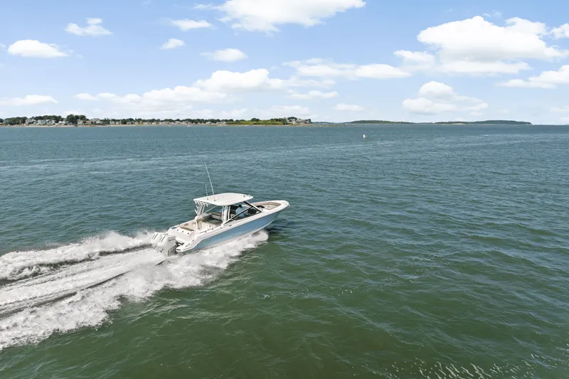 Slide: The Image of Boston Whaler 280 Vantage 2025 - 42