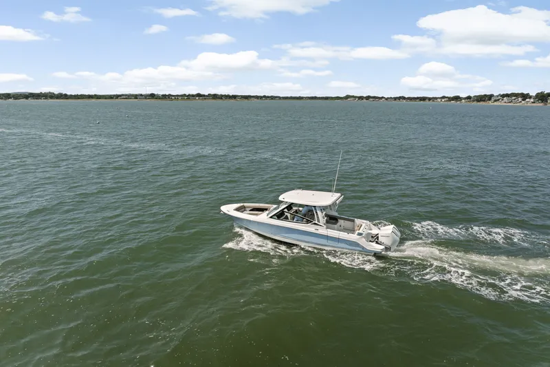 Slide: The Image of Boston Whaler 280 Vantage 2025 - 45