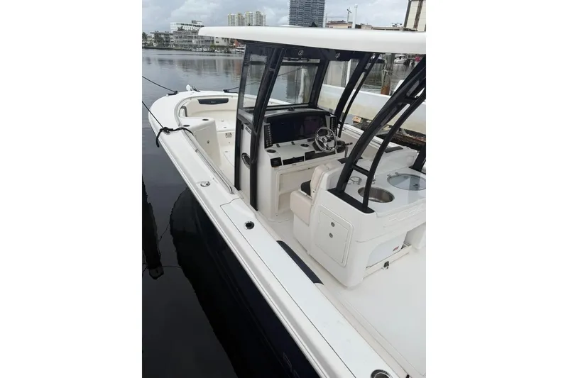 The Image of Robalo R302 Center Console 2017 - 4