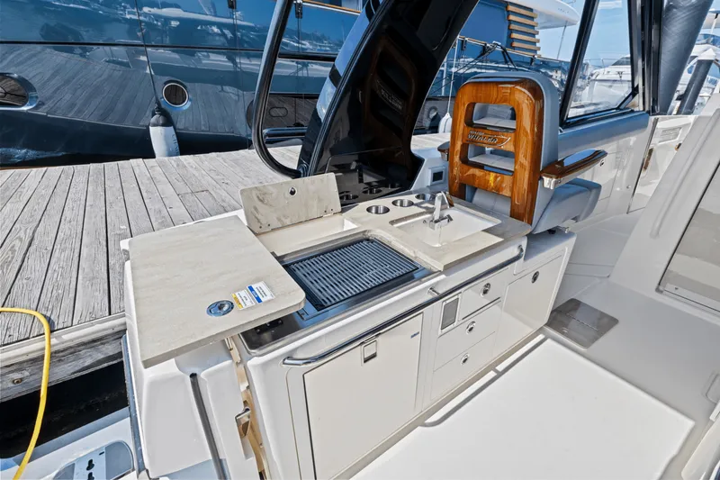 Slide: The Image of Boston Whaler 380 Realm 2025 - 13