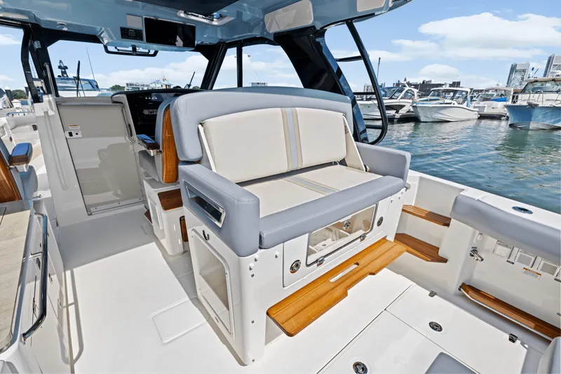 Slide: The Image of Boston Whaler 380 Realm 2025 - 18