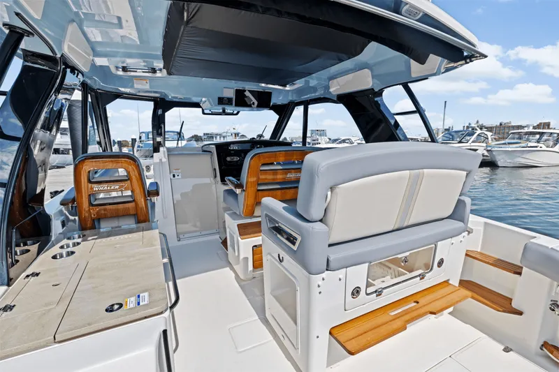 Slide: The Image of Boston Whaler 380 Realm 2025 - 19