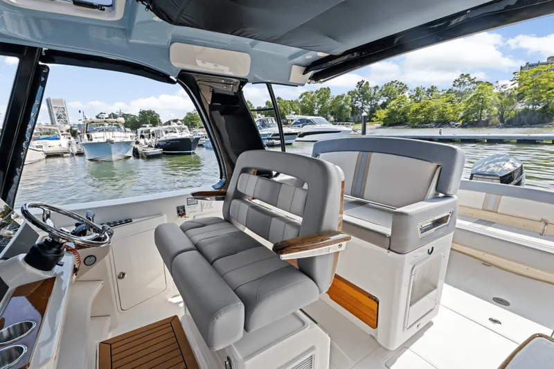 Slide: The Image of Boston Whaler 380 Realm 2025 - 21