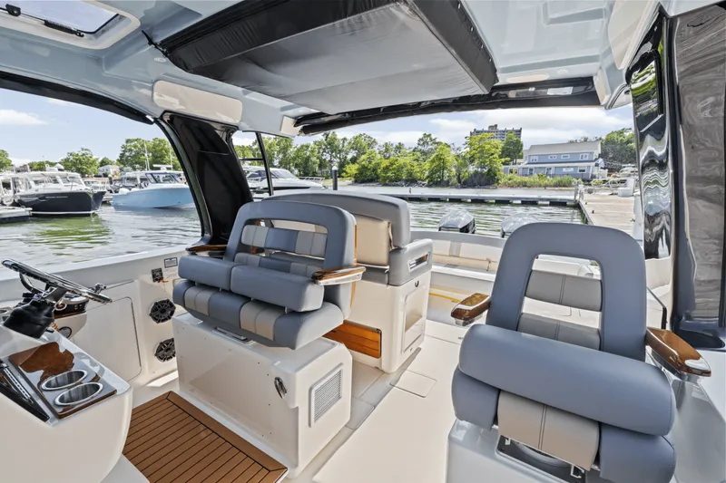 Slide: The Image of Boston Whaler 380 Realm 2025 - 23
