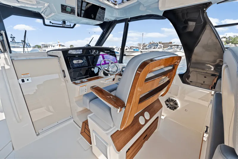 Slide: The Image of Boston Whaler 380 Realm 2025 - 24