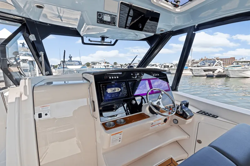 Slide: The Image of Boston Whaler 380 Realm 2025 - 28