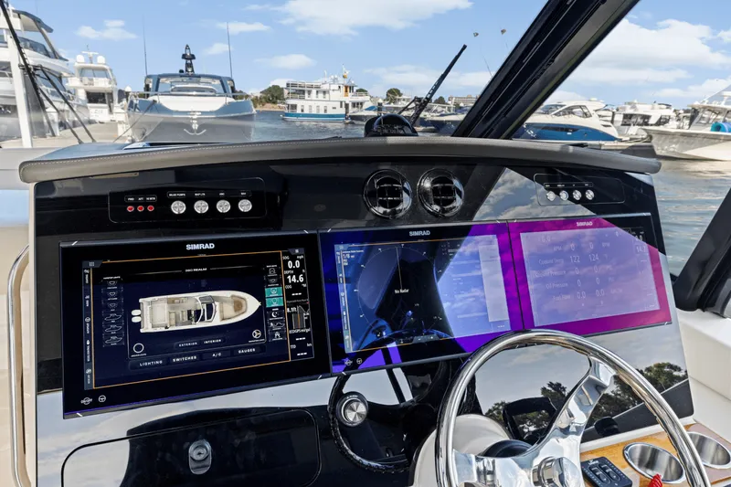 Slide: The Image of Boston Whaler 380 Realm 2025 - 31