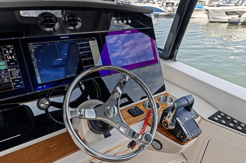 Slide: The Image of Boston Whaler 380 Realm 2025 - 32