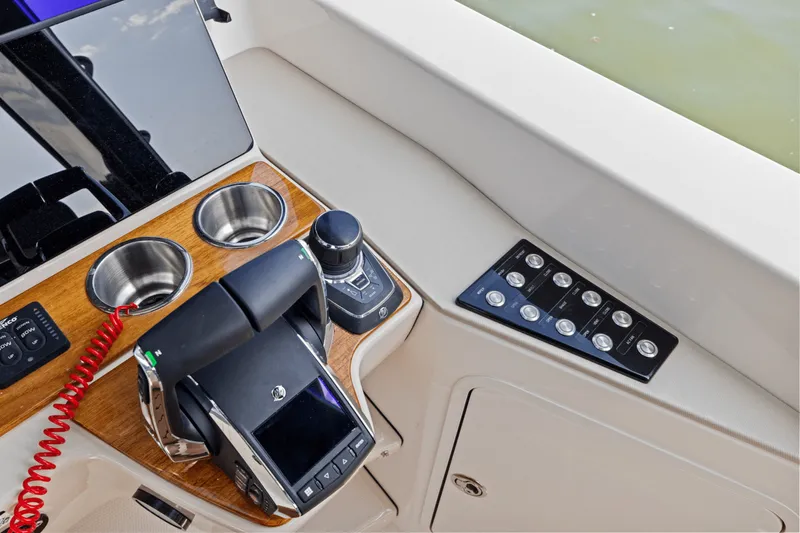 Slide: The Image of Boston Whaler 380 Realm 2025 - 33