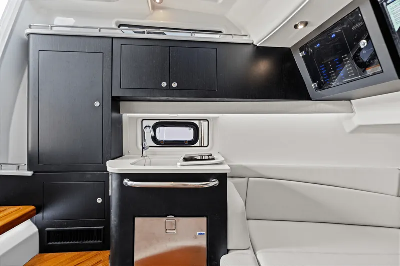 Slide: The Image of Boston Whaler 380 Realm 2025 - 39