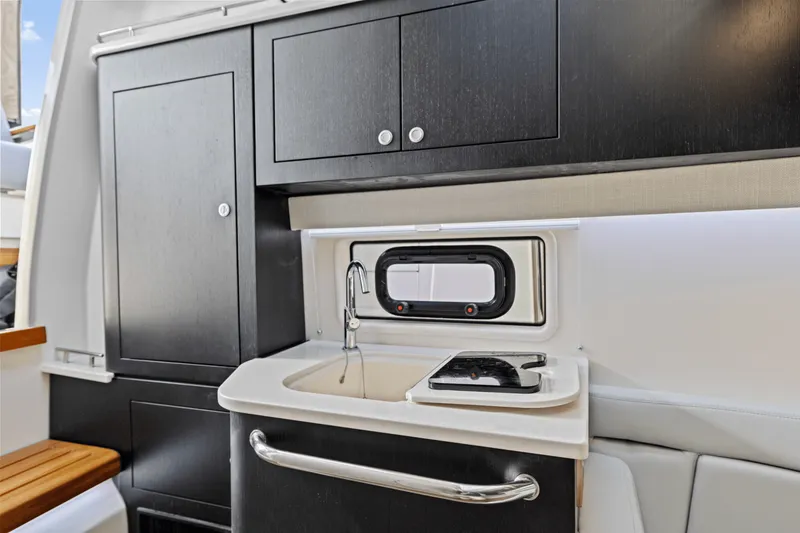 Slide: The Image of Boston Whaler 380 Realm 2025 - 40