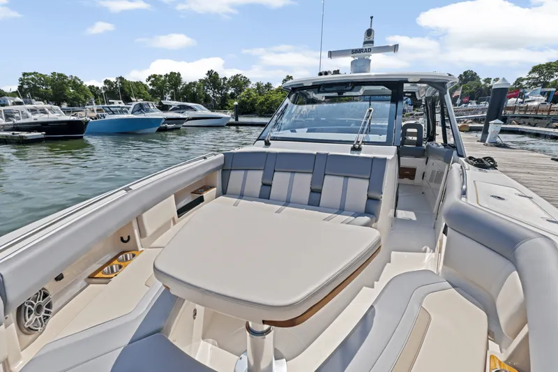Slide: The Image of Boston Whaler 380 Realm 2025 - 52