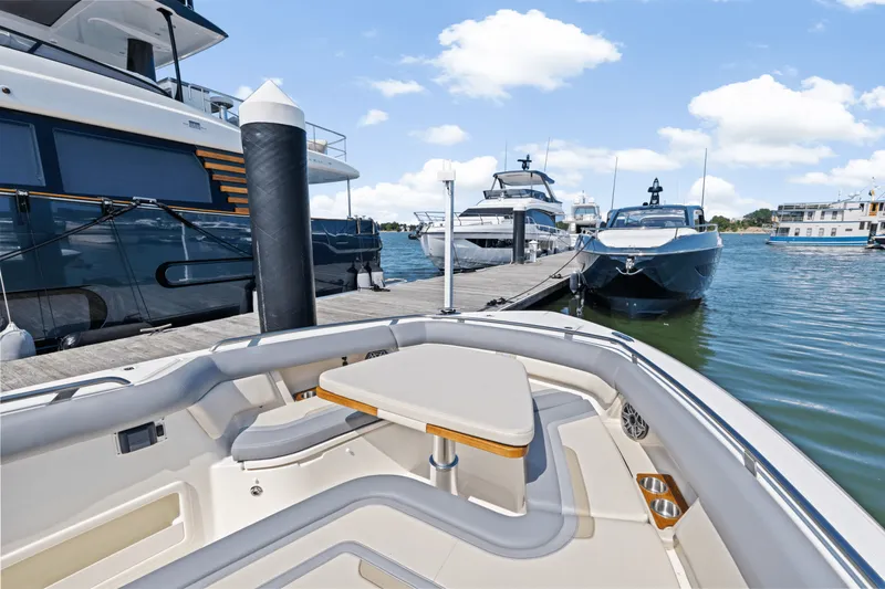 Slide: The Image of Boston Whaler 380 Realm 2025 - 53