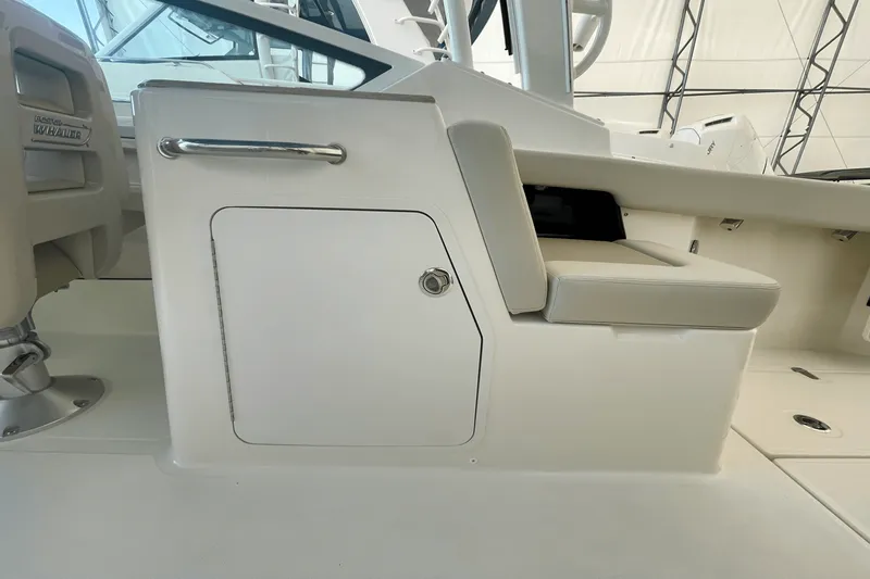 Slide: The Image of Boston Whaler 280 Vantage 2025 - 10