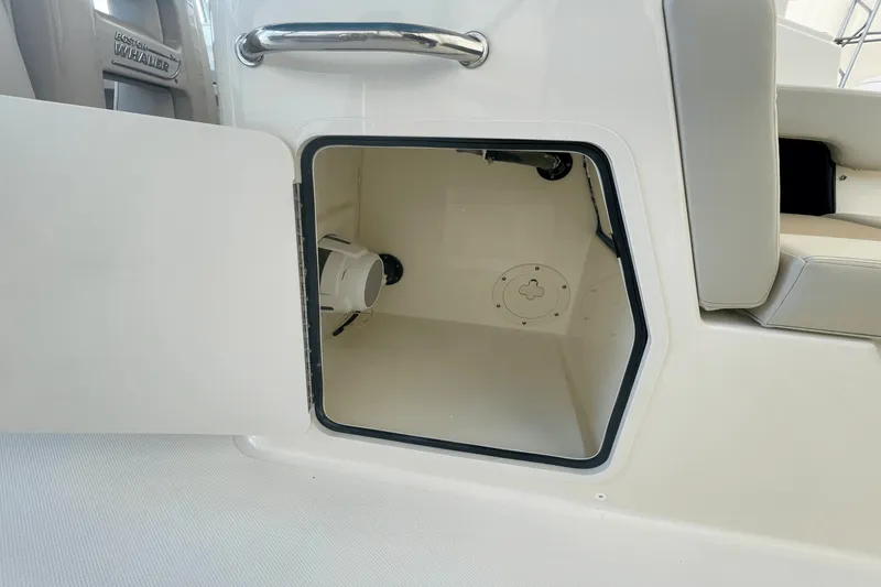 Slide: The Image of Boston Whaler 280 Vantage 2025 - 11