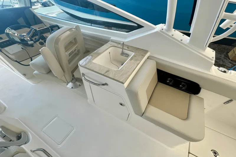 Slide: The Image of Boston Whaler 280 Vantage 2025 - 12