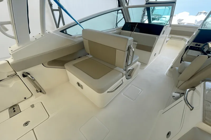 Slide: The Image of Boston Whaler 280 Vantage 2025 - 13