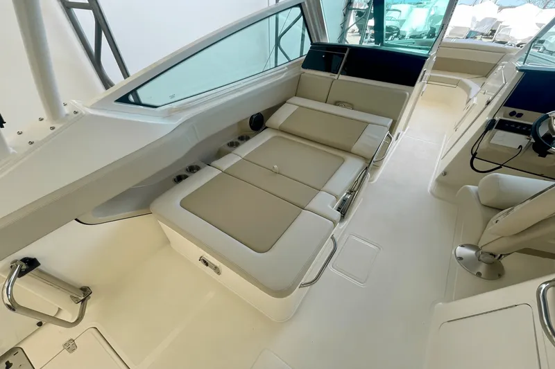 Slide: The Image of Boston Whaler 280 Vantage 2025 - 14