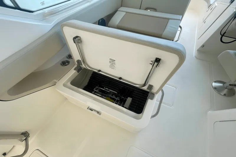 Slide: The Image of Boston Whaler 280 Vantage 2025 - 15