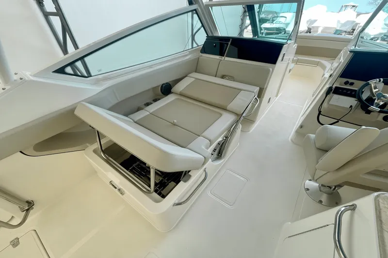 Slide: The Image of Boston Whaler 280 Vantage 2025 - 16