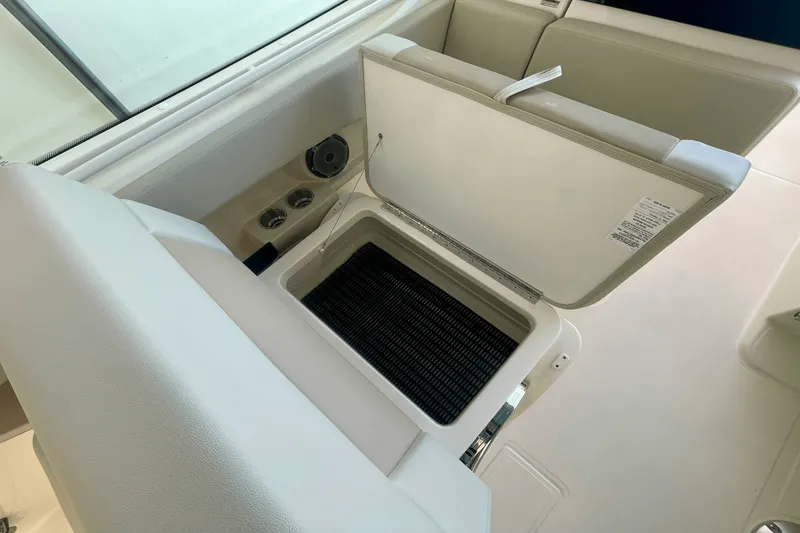 Slide: The Image of Boston Whaler 280 Vantage 2025 - 17