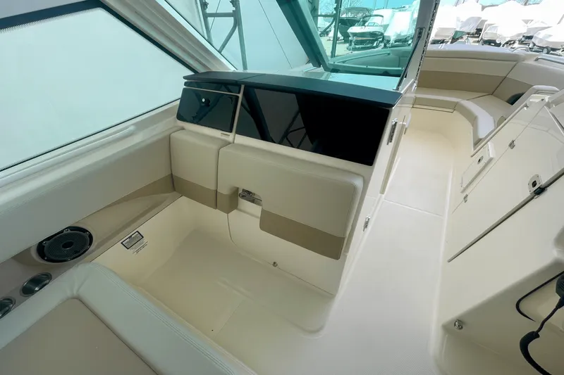 Slide: The Image of Boston Whaler 280 Vantage 2025 - 18