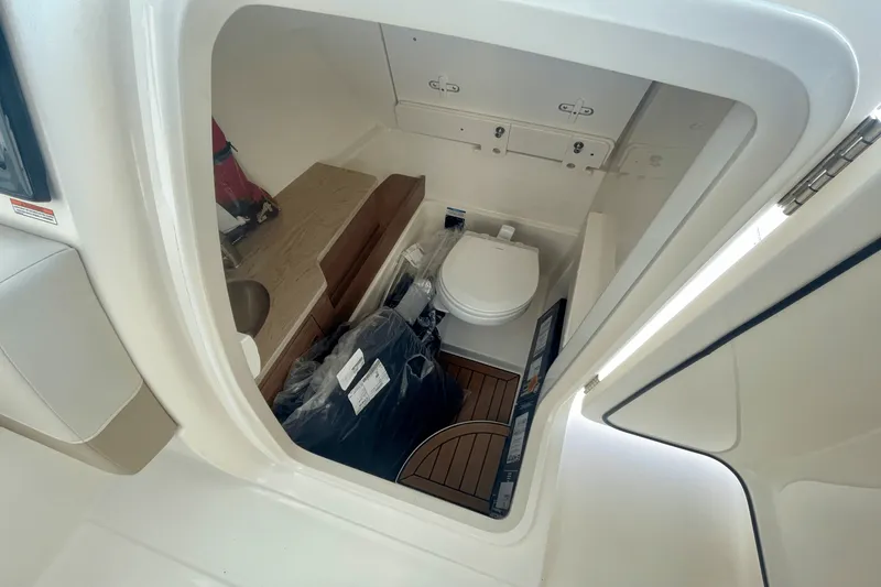 Slide: The Image of Boston Whaler 280 Vantage 2025 - 19