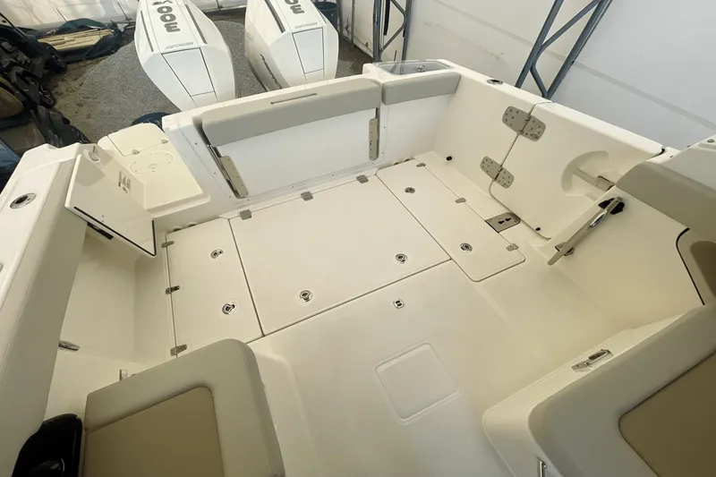Slide: The Image of Boston Whaler 280 Vantage 2025 - 2